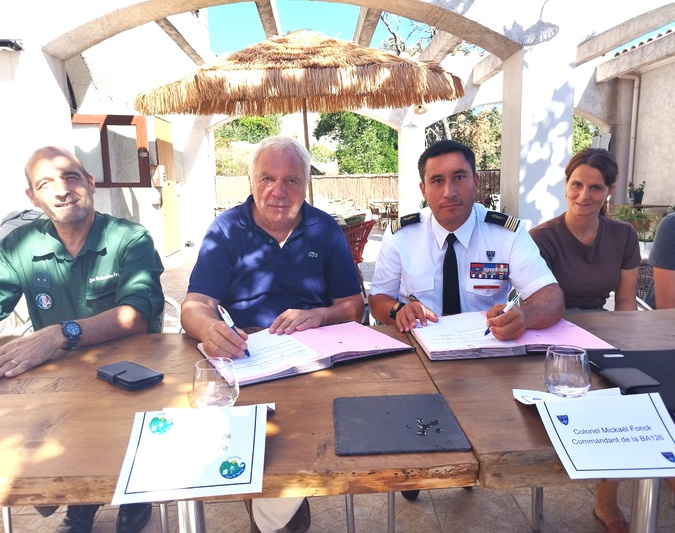 De gauche à droite : Pierre Vellutini, directeur territorial de l'ONF ; Guy Moulin-Paoli, maire de Solaro ; Mickaël Fonck, commandant de la base aérienne de Ventiseri-Solenzara ; Gladys Comiti, responsable du programme de conservation des mouflons corses au Parc naturel.