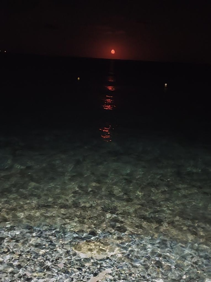 A màghjina - Siscu, a Luna Rossa sopra u mare…