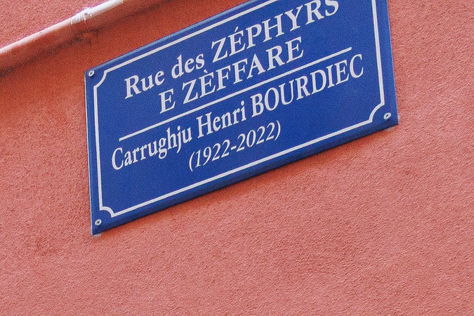 À Bastia, la rue des Zéphyrs devient « E Zèffare - Carrughju Henri Bourdiec » À Bastia, la rue des Zéphyrs devient « E Zèffare - Carrughju Henri Bourdiec »