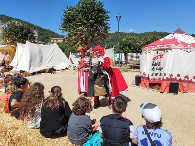 La troupe Gueule de Loup a proposé un tournoi de chevaliers qui a fait rire les enfants.