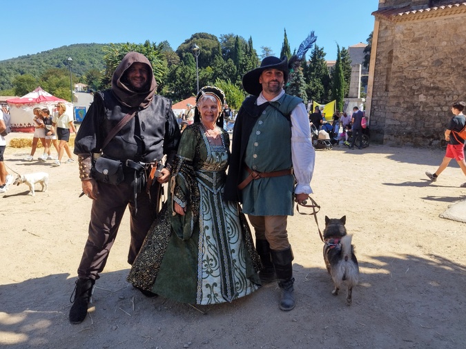 Pierre-François, Chantal et Rémi, trois Corses passionnés par l'histoire et la fantaisie médiévale. Pierre-François, Chantal et Rémi, trois Corses passionnés par l'histoire et la fantaisie médiévale.