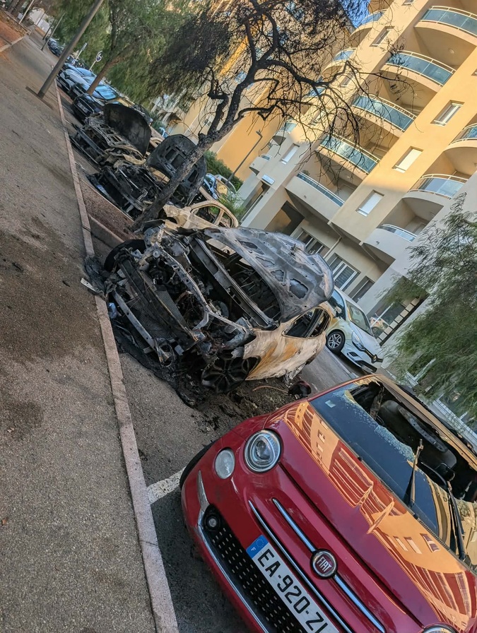 Six véhicules détruits par un incendie dans la nuit à Bastia Six véhicules détruits par un incendie dans la nuit à Bastia