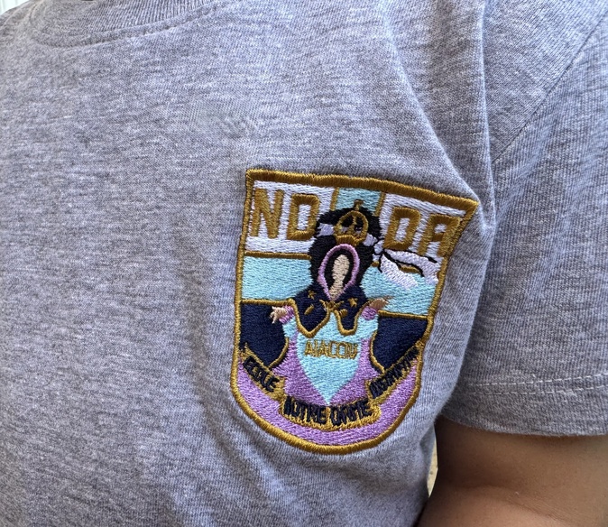 L'uniforme se compose de t-shirts ou polos pour l'été, et de sweats pour l'hiver, tous avec le logo de l'établissement, imaginé par l'artiste Pierre Farel, brodé sur le coeur