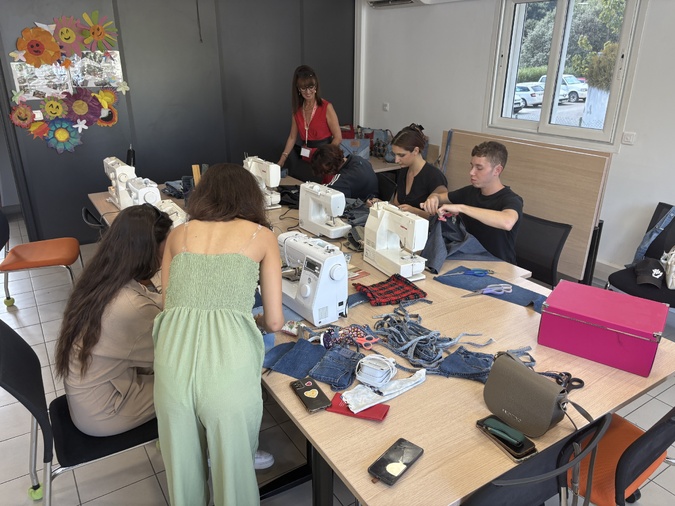 Tout au long de cette journée, le public a pu découvrir le panel d'activités de OPRA, comme ici un atelier couture.