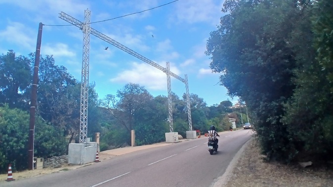 Ces portiques métalliques sont liés aux travaux du projet SACOI 3. Ces portiques métalliques sont liés aux travaux du projet SACOI 3.