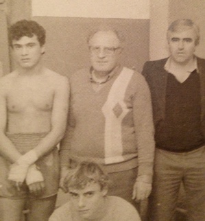 Jo Tarassenko debout au centre Jo Tarassenko debout au centre