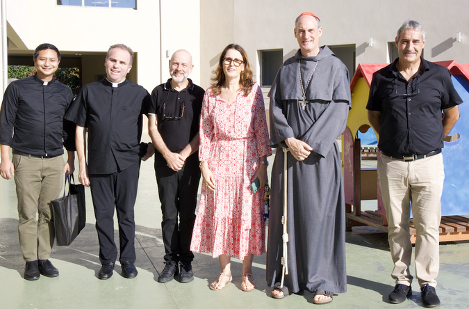 José Massei (3e à partir de la gauche), le chef d'établissement de Jeanne d'Arc a accueilli récemment le cardinal Bustillo