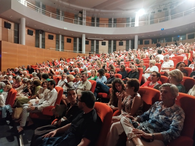 La Salle rouge était comble, pour assister au seul-en-scène de Fabrice Luchini.