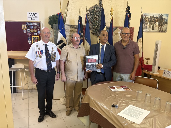 Le consul du maroc Mohammed Moutaoukel, tenant le livre de l'auteur Jamal Saïd, à l'extrême droite, aux côtés des responsables de l'UNC Haute-Corse.