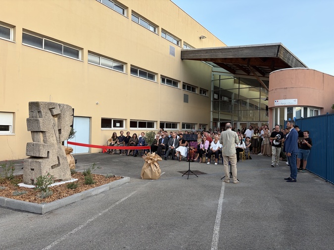 Pégase, sculpture réalisée par l'artiste Magda Franck, trône de nouveau à l'entrée du collège Pégase, sculpture réalisée par l'artiste Magda Franck, trône de nouveau à l'entrée du collège
