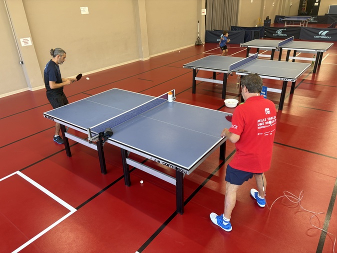 Echanges de balles dans les mêmes conditions de pratique, entre Philippe Poncet (à droite) et le champion du monde Julien Pietropaoli.