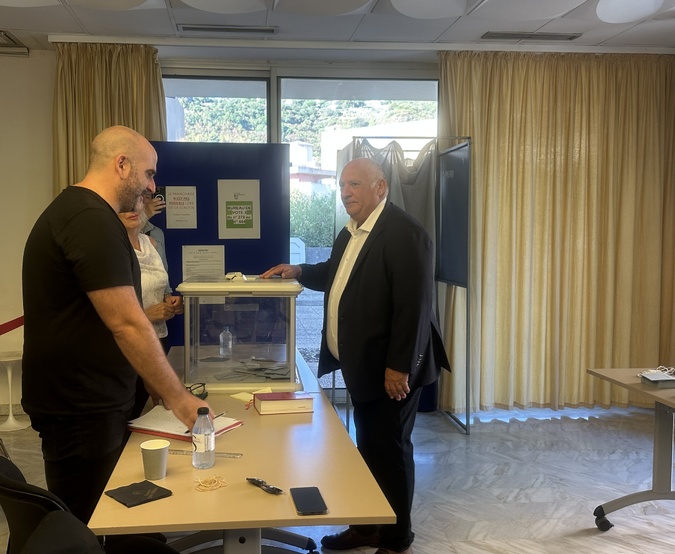 Paulu Santu Parigi prend part au vote