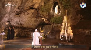 moment intense lorsque le Pape se recueille dans la grotte, face à la Vierge.