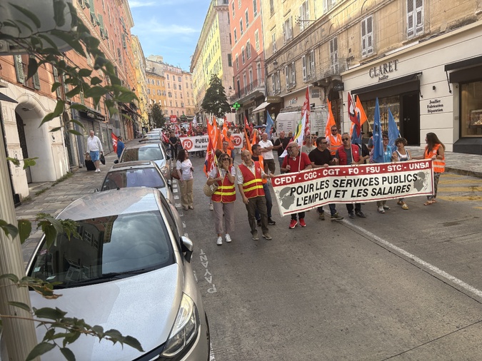 A Bastia, entre 600 et 800 personnes ont défilé derrière la banderole de l'intersyndicale. A Bastia, entre 600 et 800 personnes ont défilé derrière la banderole de l'intersyndicale.