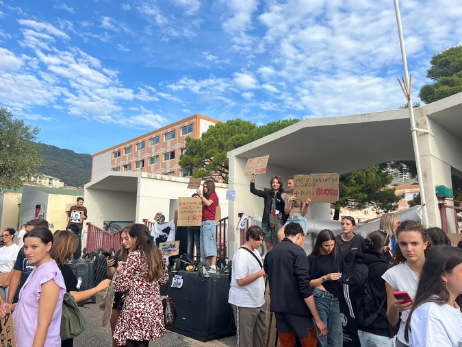 Bastia – 200 élèves mènent un mouvement de grogne devant le lycée Giocante-de-Casabianca