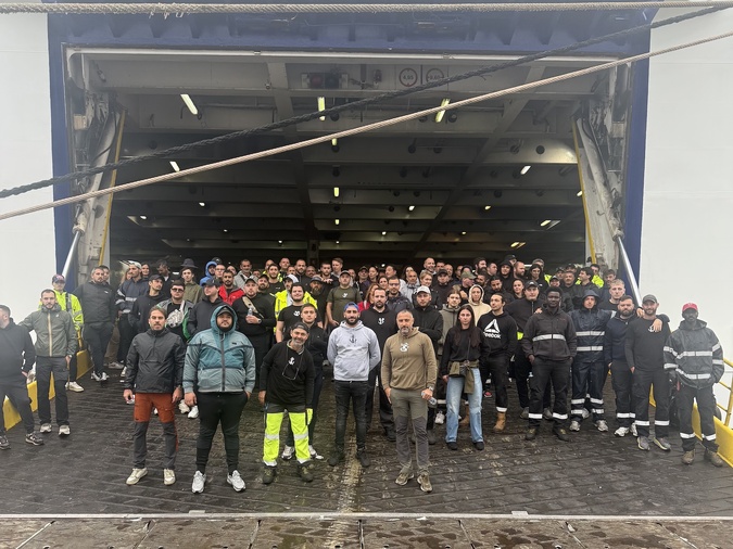 Les membres du Syndicat Autonome des Marins de la Marine Marchande bloquent le Massilia à quai (©SAMMM)