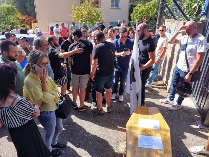 Près de deux cents personnes se sont rassemblées devant la gendarmerie ce jeudi après-midi pour exprimer leur colère et leur écoeurement face à la dégradation de la Vierge.