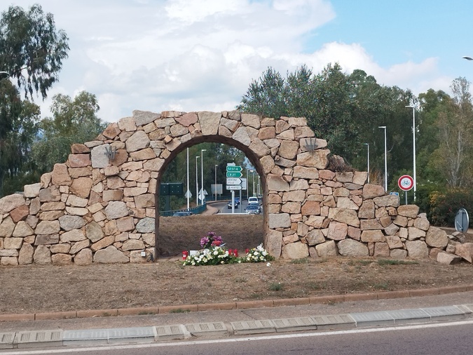 Vandalisée, la statue de la Vierge Marie a été retirée du site, pour les besoins de l'enquête.
