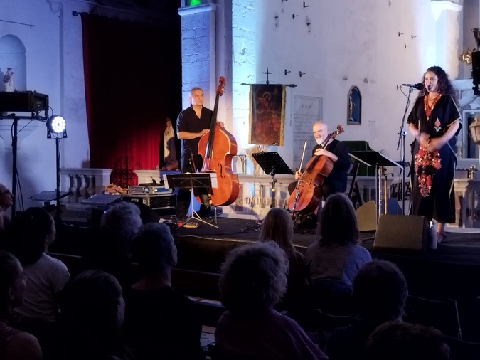A la contrebasse, Claude Tchamitchian, au violoncelle Clément Petit et à la flûte traversière et au chant, Naïssam Jalal.