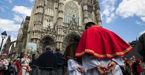 La délégation à Tours pour commémorer le 1700ème anniversaire de San Martinu et inaugurer symboliquement, le 3 juillet, l'ouverture de l'itinéraire culturel européen saint Martin.