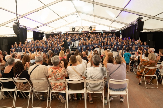 Deux grands concerts sous le chapiteau ont notamment rythmé ce samedi d'anniversaire (Photo : Paule Santoni)