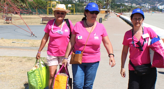 Les bénévoles de La Ligue ont distribué flyers, chapeaux, casquettes, lunettes...