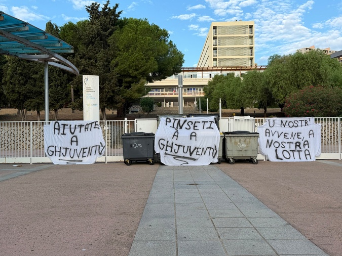 Devant le lycée Laetitia-Bonaparte, à Ajaccio, les pancartes sont accrochées aux grilles pour dénoncer les conditions de travail des lycéens (©Paule Santoni)