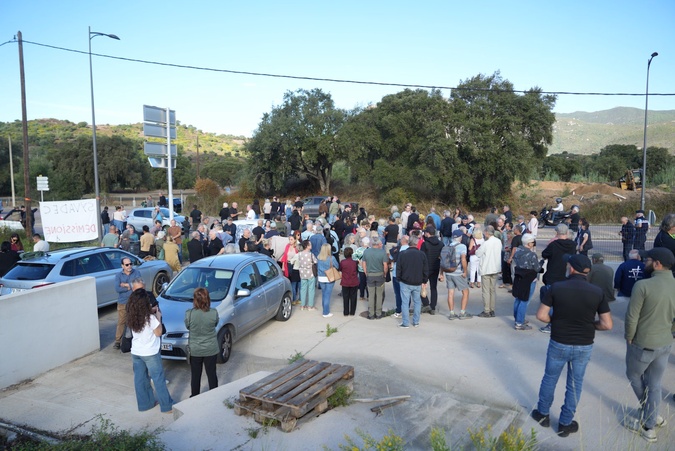 Plus de 100 personnes se sont réunies à l’embranchement de Sarrola-Carcopino, pour dénoncer le projet de centre de tri porté par la CAPA et le Syvadec (©Paule Santoni)