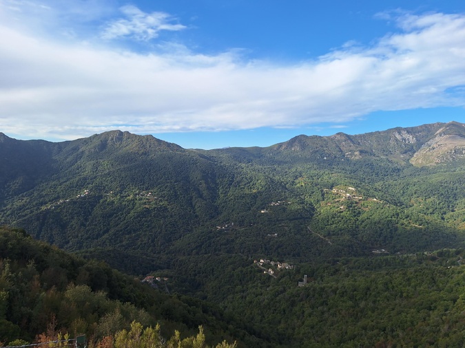 A màghjina - Alisgiani, una valle di verde è di luce