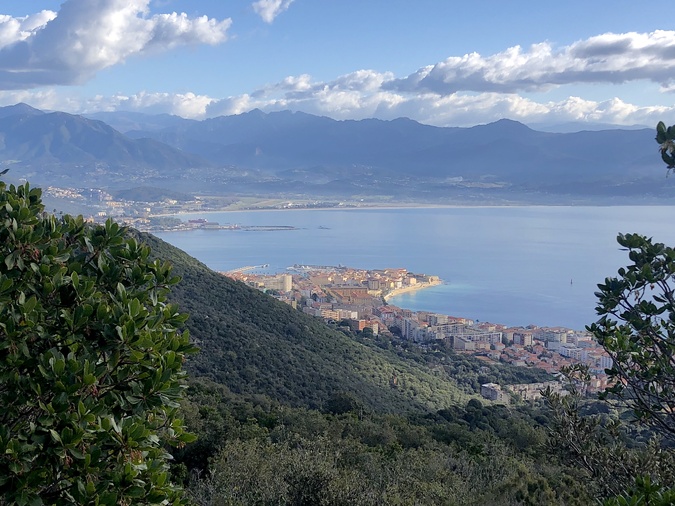 A màghjina - Aiacciu, u mare à i pedi, i monti à l’orizonte