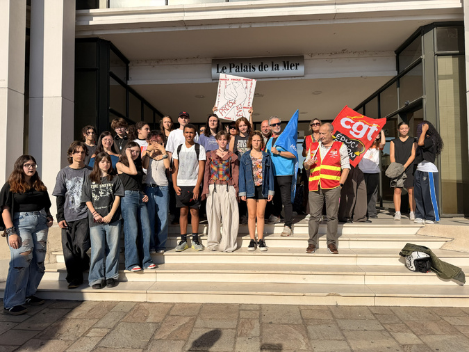 Ce mardi 13 octobre, des lycéens se sont rassemblés devant le rectorat à Bastia pour réclamer davantage de moyens et de meilleures conditions d’apprentissage.