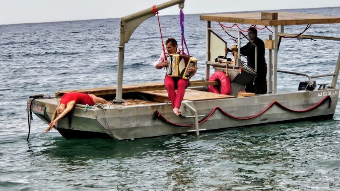 Les disciplines se croisent au fil des performances, avec un gradin installé sur la plage pour accueillir le public