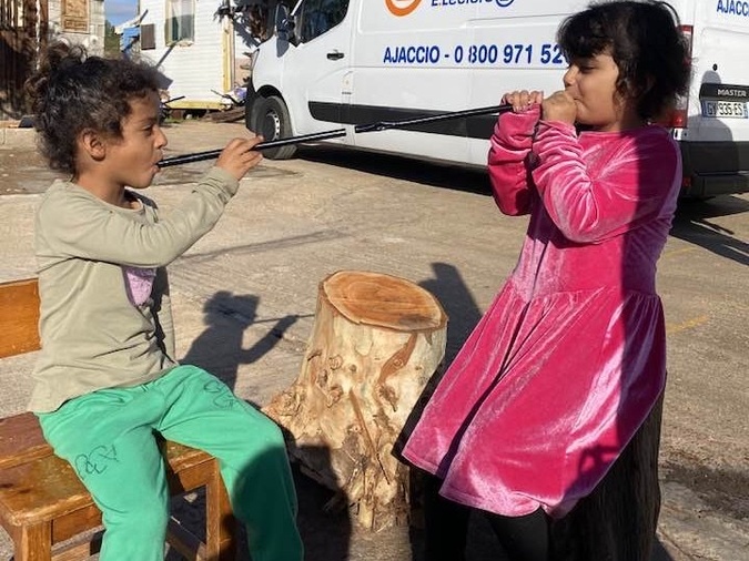 Kurdes réfugiés en Grèce : depuis la Corse, l'association Per a Pace refuse l’oubli