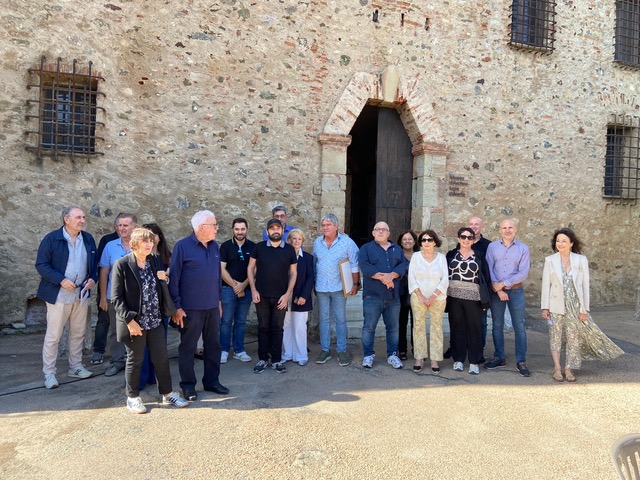 (Photo : Auteurs primés et membres du Jury réunis devant le fort d’Aleria)