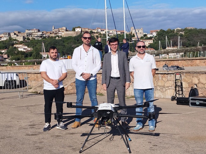 L'équipe de la start-up Flyde a effectué un vol de démonstration de son drone livreur, vendredi matin sur le port de Porto-Vecchio.