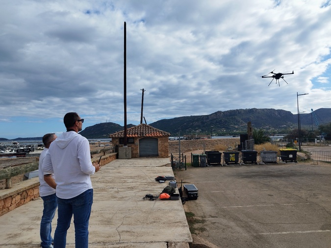 Le drone a mis entre cinq à dix minutes pour livrer une trousse de secours sur un bateau situé 150 mètres plus loin, avant de revenir.