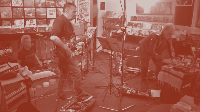 Ce samedi 31 octobre à 18h30, Sperienza débute avec l’improvisation libre du trio Tekaat (Photo © Pirlouiiiit)