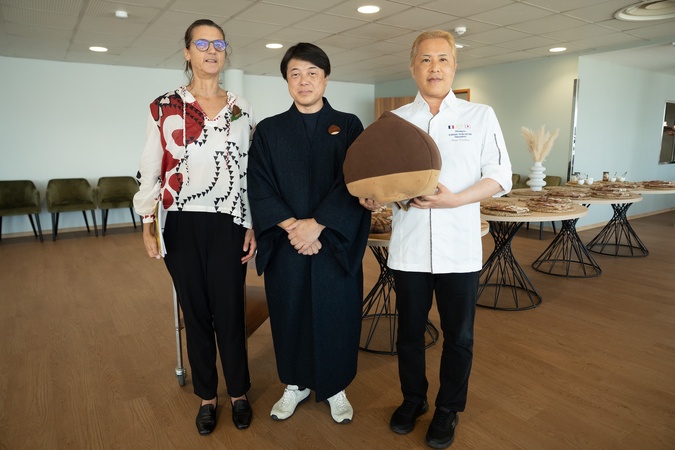 Laure de Crépy (ici à gauche) assure les liens entre le Corse et le Japon