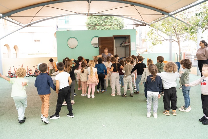 Les enfants participent à des ateliers créatifs, des jeux collectifs ou des sorties Les enfants participent à des ateliers créatifs, des jeux collectifs ou des sorties