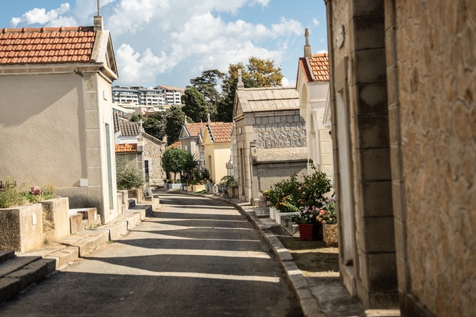 Des personnalités connues reposent dans ce cimetière, d'hommes politiques à des chanteurs et poètes Des personnalités connues reposent dans ce cimetière, d'hommes politiques à des chanteurs et poètes