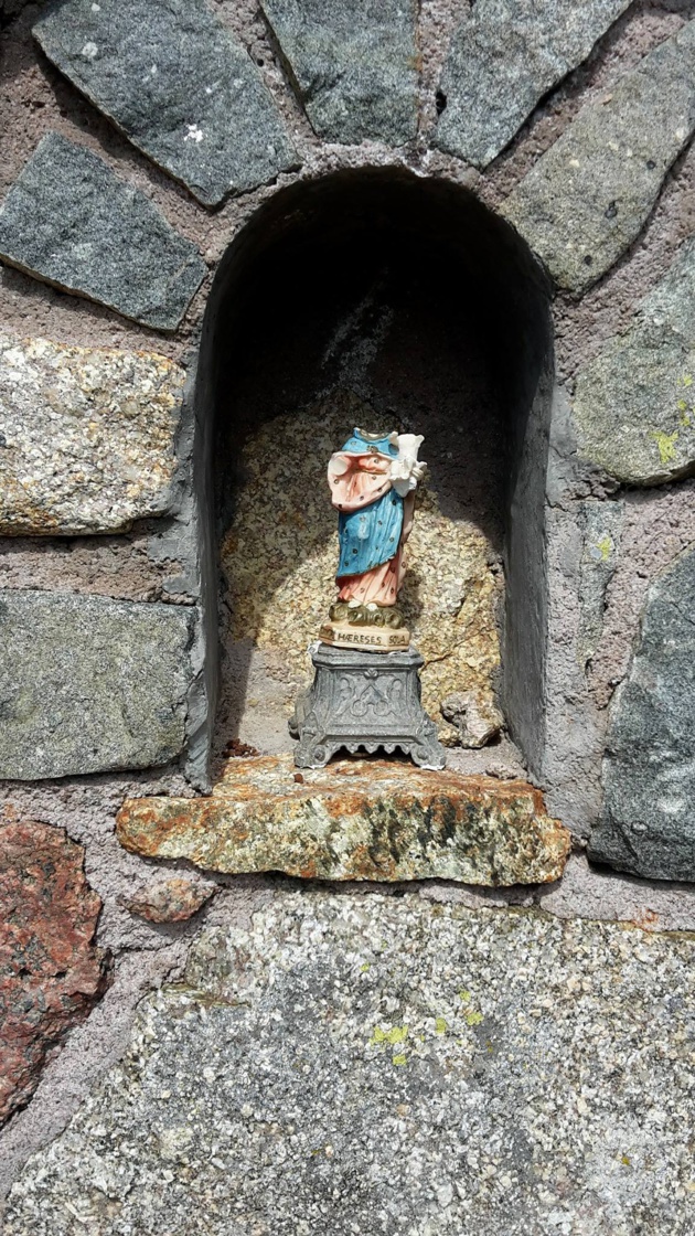 Lac de Ninu : La vierge Marie et Jésus têtes et bras coupés à 1700 m d'altitude