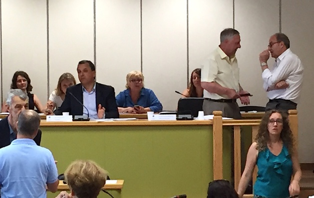 En attendant le quorum... En attendant le quorum...