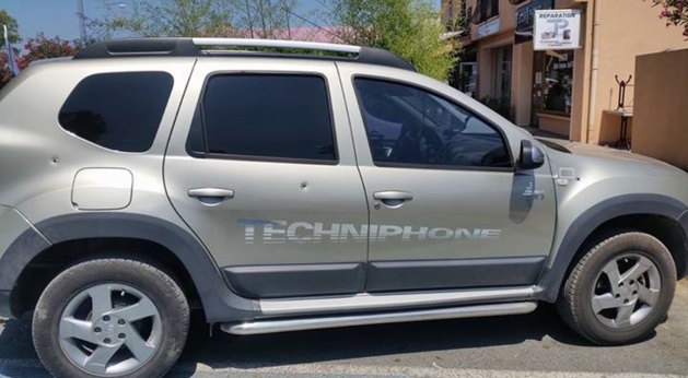 Trois impacts répartis sur le flanc droit du véhicule sont visibles. Trois impacts répartis sur le flanc droit du véhicule sont visibles.