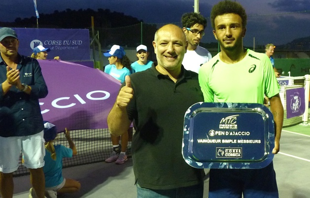 Maxime Hanou le vainquer et Stéphane Vannucci, adjoint de la ville aux sports Maxime Hanou le vainquer et Stéphane Vannucci, adjoint de la ville aux sports