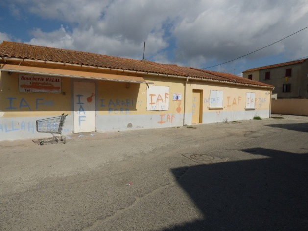 le sigle IAF I Arabi Fora a été inscrit sur les façades du commerce et de la salle de prière. le sigle IAF I Arabi Fora a été inscrit sur les façades du commerce et de la salle de prière.