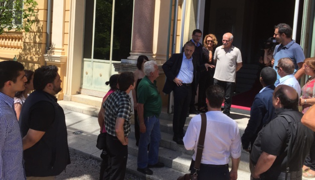Jean Guy Talamoni, Petr'Antò Tomasi (président groupe Corsica Libera) et Jean Biancucci (président groupe Femu a Corsica), accompagnés d'élus de la majorité, accueillent les délégations à la porte de l'Assemblée.