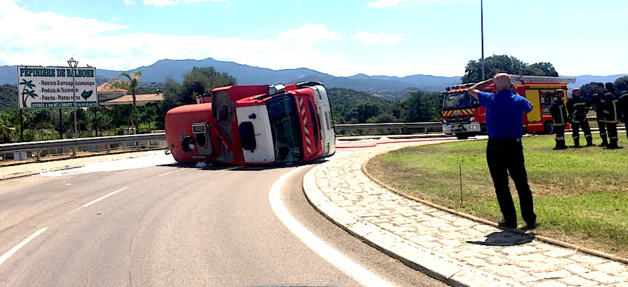 Ajaccio : Un véhicule du centre de secours se couche au rond-point de Baleone. Un blessé Ajaccio : Un véhicule du centre de secours se couche au rond-point de Baleone. Un blessé