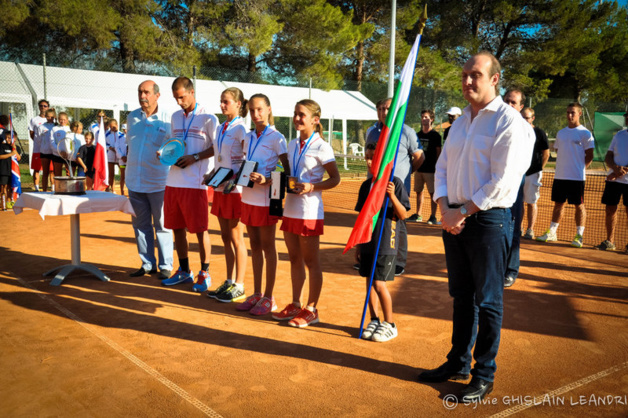 Laurent Marcangeli, accompagnée de l'équipe Bulgare, grande gagnante de la 24ème édition de la Raquette de Corail.