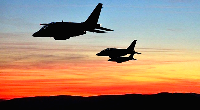 Vue du cockpit : La Patrouille de France dans le ciel de Corse