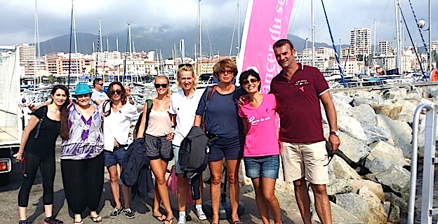 Thibault Assante, organisateur de la Corsica Classic entouré des participantes en 2015
